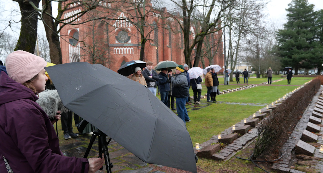 Tiia äänitystehtävissä ja kuvaajana, kun Ari kuvasi muualla välikuvia