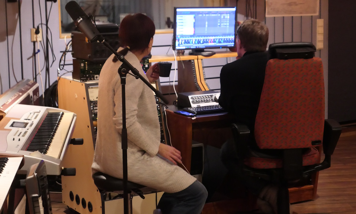 Studiossa äänittämässä