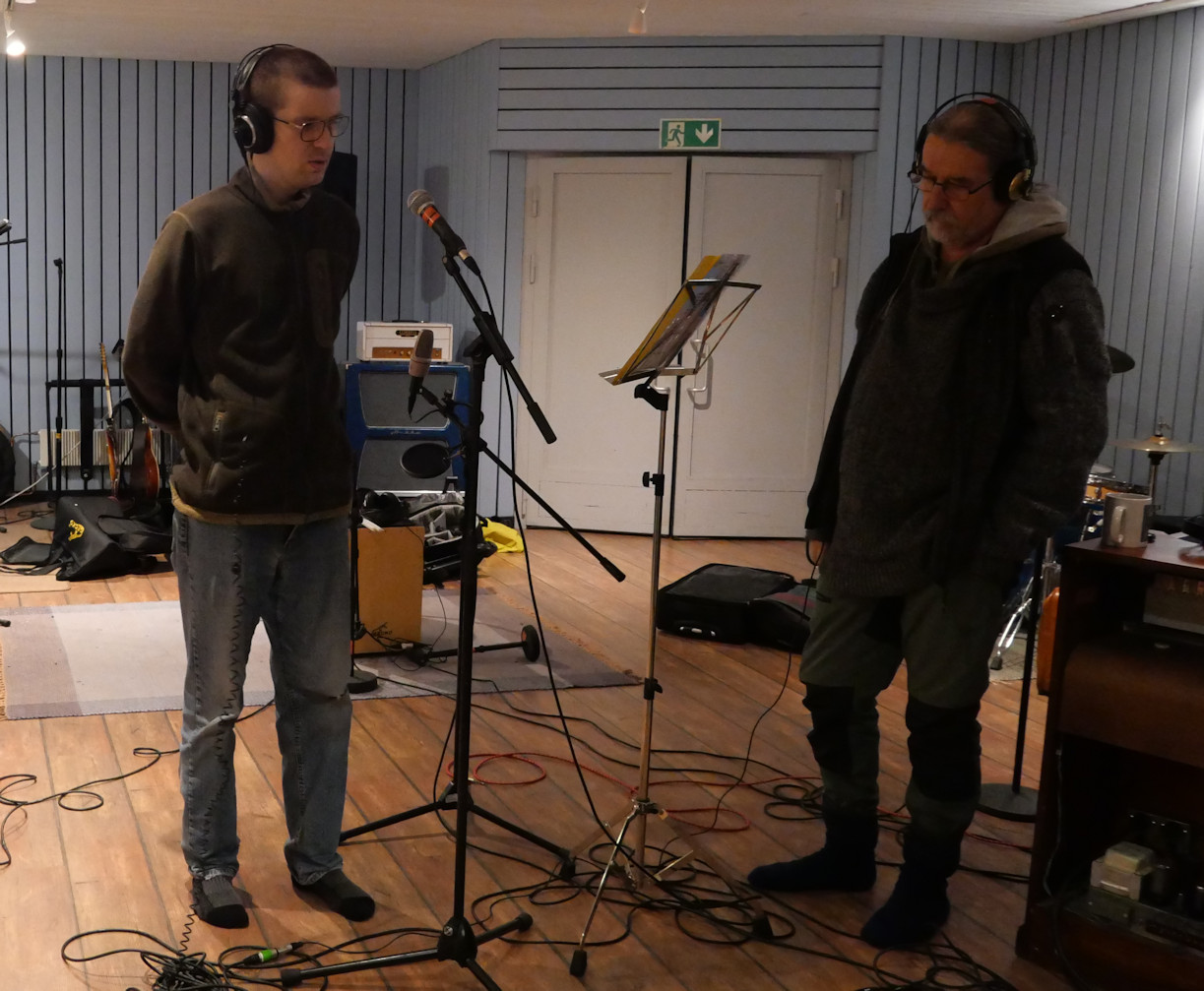 Santeri äänittämässä taustalaulua