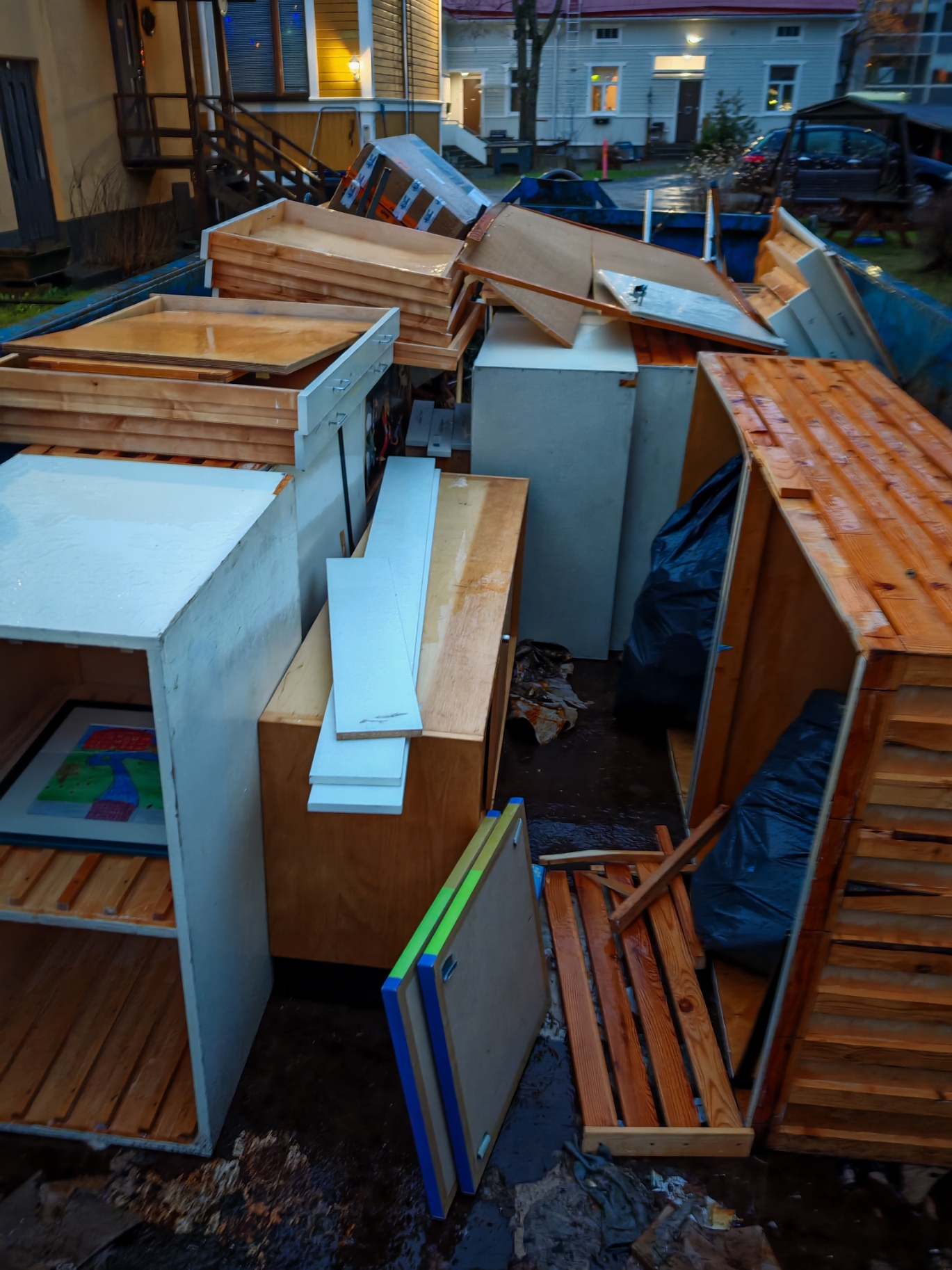 Iltapäivällä roskalava näytti jo tältä