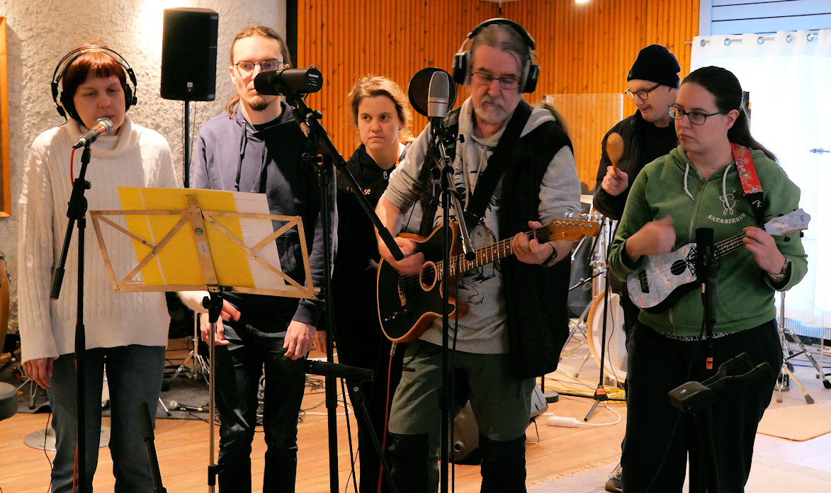 Taas mennään soitellen sotaan 2026